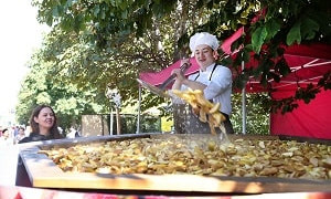  Apple Fest: Алматыда 1700 литр компоты бір мезгілде қайтанып, рекорд жаңартты